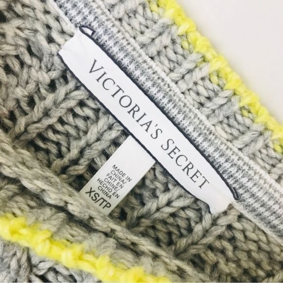 VICTORIA’S SECRET Wool Blend Contrast Trim Cropped Cable Knit Sweater Size XS - Picture 5 of 8